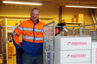 Kuljettaja Jouko Saalasti ylpeänä ja iloisena hakemassa paketit. Kuljettaja Jouko Saalasti ylpeänä ja iloisena hakemassa paketit.
